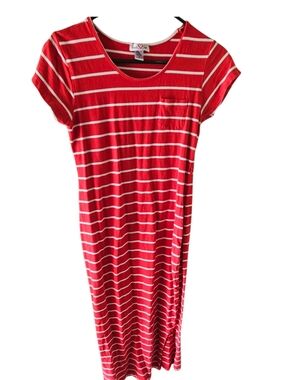 Elevate your casual wardrobe with this classic Times Two t-shirt dress. Size S